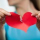 Eine Untersuchung hat ergeben, dass Frauen häufiger an gebrochenem Herzen sterben als Männer.